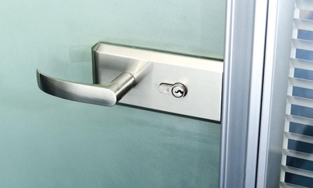 玻璃平開門鎖安裝需要準(zhǔn)備什么材料?注意事項